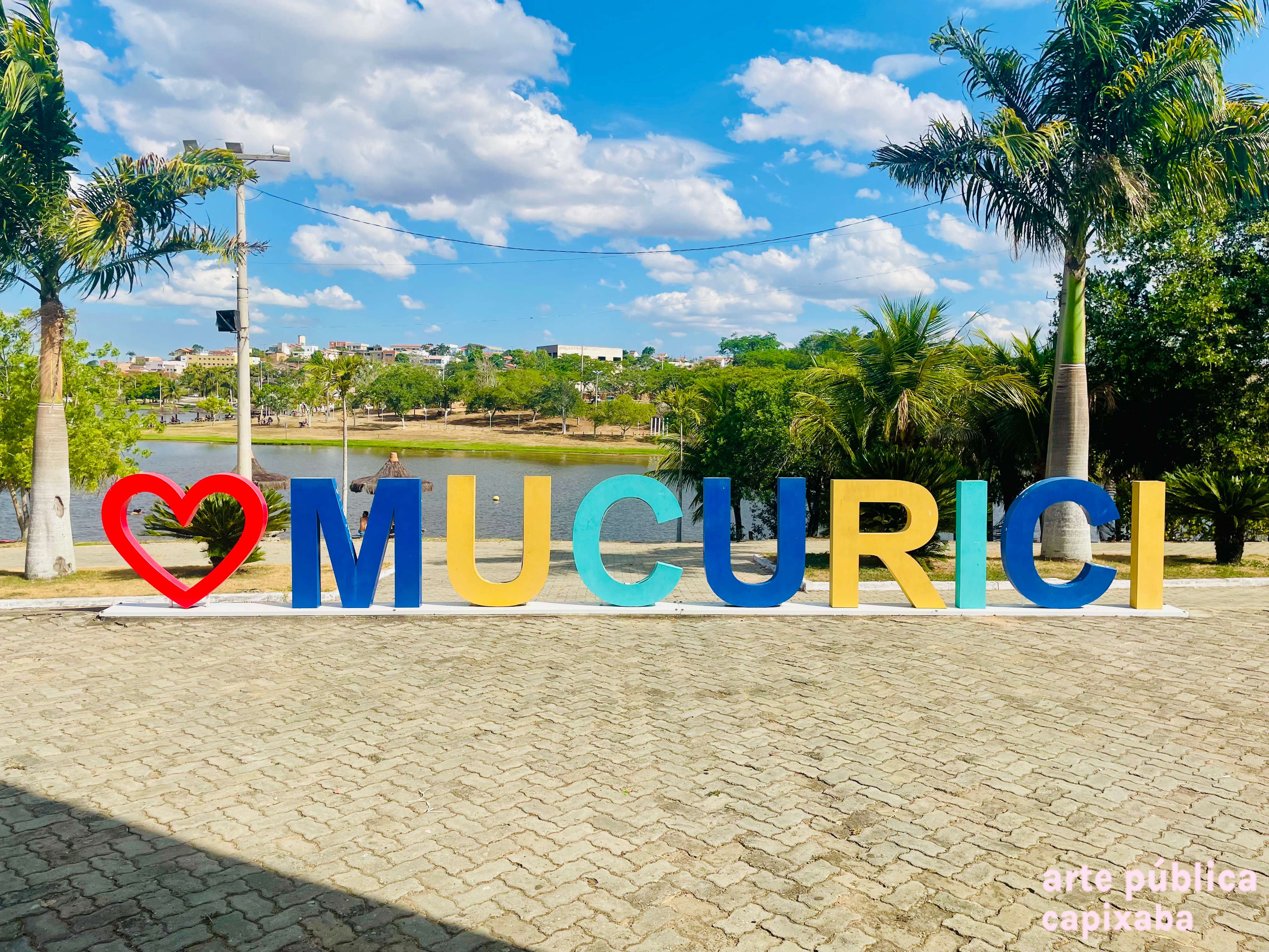 Letreiro "Eu amo Mucurici ❤"