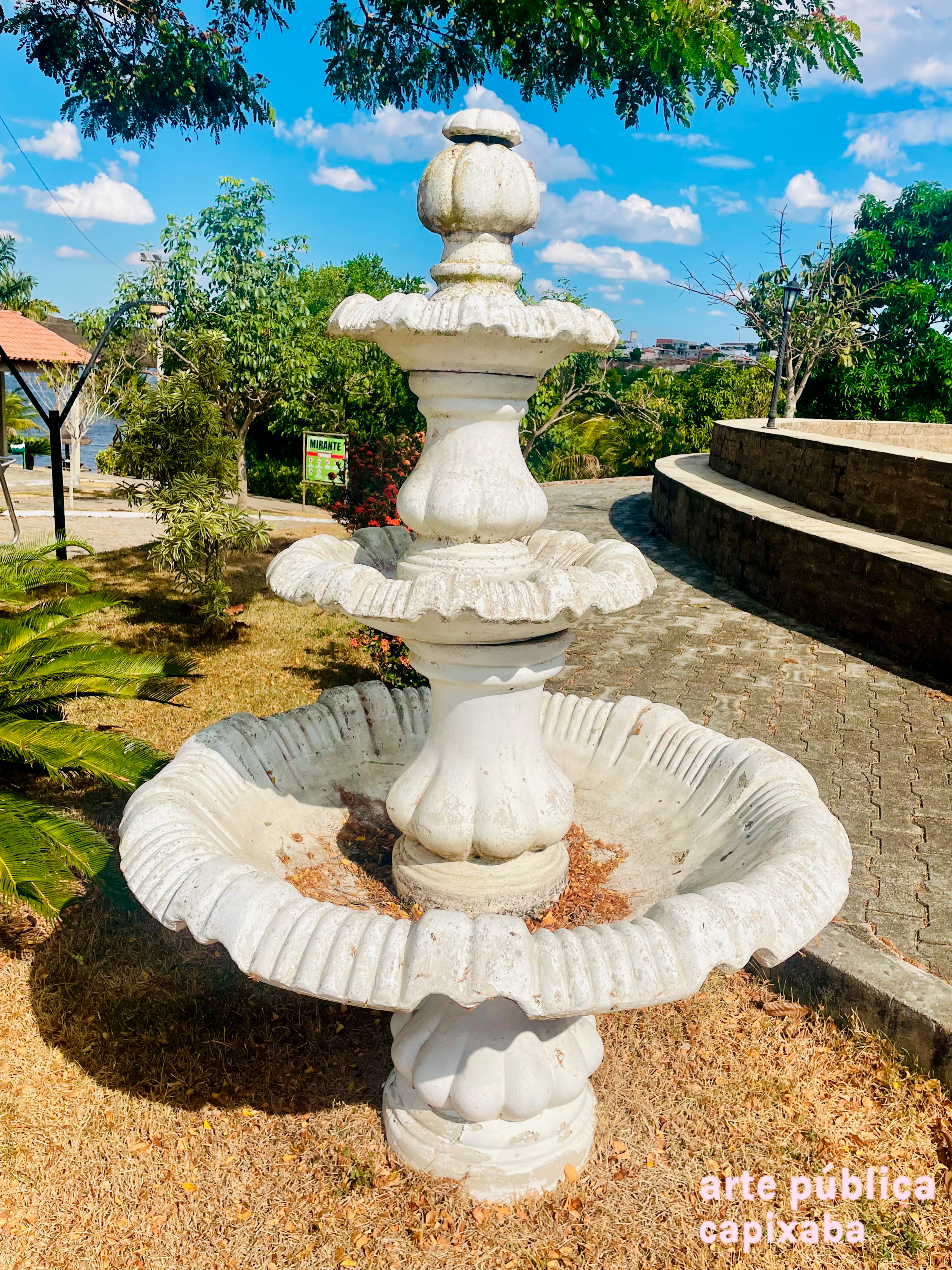 Fonte com figuras alegóricas